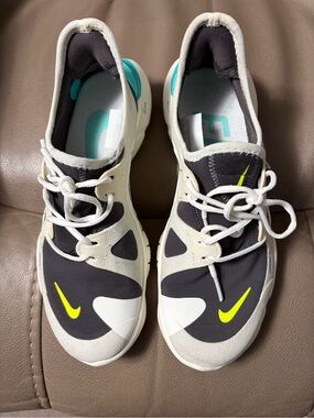 Nike women’s Free RN 5.0 running shoes. Size 8. Sail/volt thunder gray. Ex cond